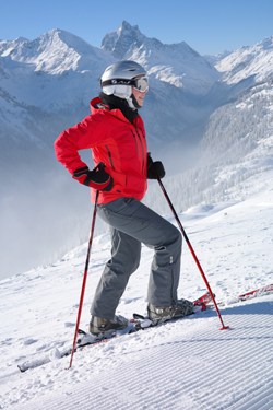 Femme faisant du ski de rando à la montagne