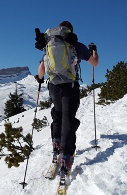 homme montant une piste en ski