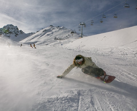 une personne qui commence le snowboard
