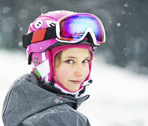 une fillette équipée au ski