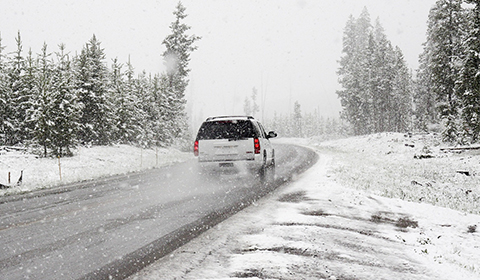 voiture qui part au ski